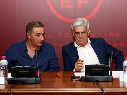 El presidente interino de la Federación Española de Fútbol, Pedro Rocha (a la derecha), junto al de la Federación de Fútbol de la Comunidad Valenciana, Salvador Gomar Fayos, Comisión de Presidentes de Federaciones Territoriales, reunida el lunes.