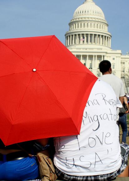 Una pareja sigue la marcha de la concentración frente al Capitolio en Washington.