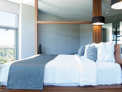 Una de las camas de cómodos colchones en el hotel Rafael Hoteles Madrid Norte, en Alcobendas.