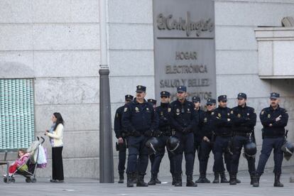 Policías antidisturbios custodian el Corte Inglés de la Calle Preciados, en pleno centro de Madrid.