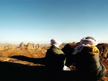 Las planicies del desierto de Argelia, tierra de los tuareg, se interrumpen en la región del Hoggar con rocosas paredes verticales de cientos de metros. Un lugar de espectaculares amaneceres y atardeceres.