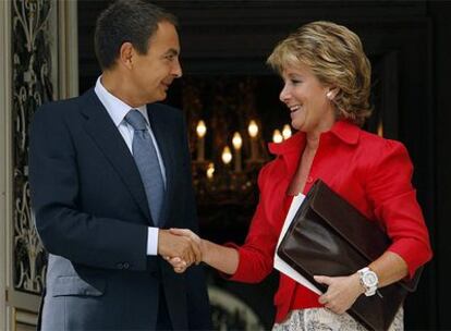 Rodríguez Zapatero y Aguirre se saludan antes de la reunión.
