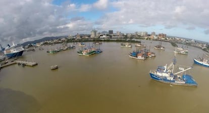 Navios pesqueiros bloqueiam o acesso ao porto de Itaja&iacute;.