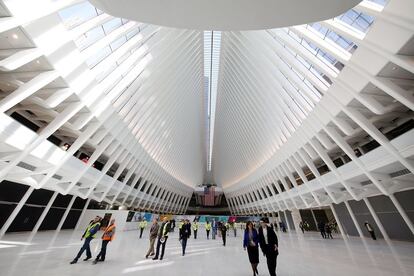 La estructura, que imita una paloma con las alas abiertas, está perfectamente alineada con la Torre Uno. Según el New York Times, además de la estación de trenes más cara de la historia, “es un disparatado símbolo del exceso”.