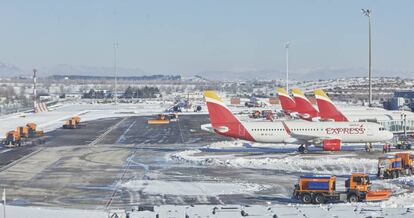 Varias excavadoras trabajan para retirar la nieve y el hielo de la pista del aeropuerto Madrid-Barajas Adolfo Suárez, en Madrid (España), a 12 de enero de 2021.