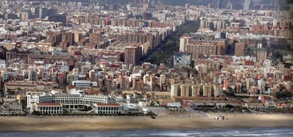 La avenida de Blasco Ibáñez, al fondo, se interrumpe a la llegada del barrio marinero de El Cabanyal, en Valencia.