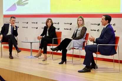 Luis Miguel Carrasco, director del Grupo Financiero de Ibercaja; Mirenchu del Valle, presidenta de Unespa; Francisca Gómez-Jover, subdirectora general de organización, estudios y previsión social complementaria de la DGSFP; y Ángel Martínez-Aldama, presidente de Inverco.