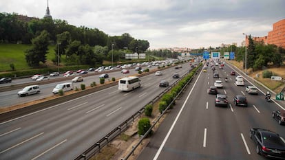 Tráfico en la M-30 en el entorno del parque de Roma de Madrid, en mayo de 2023.