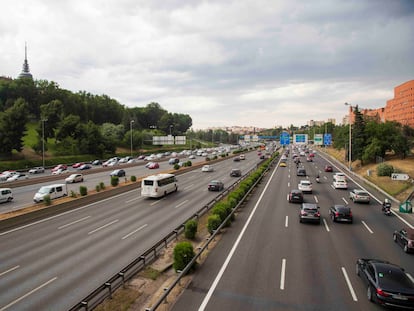 Tráfico en la M-30 en el entorno del parque de Roma de Madrid, en mayo de 2023.