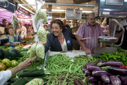 Rita Barberá, en su recorrido por los puestos del mercado de Russafa.