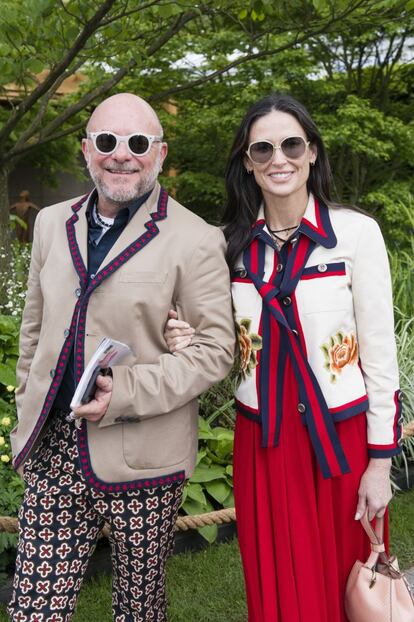 Eric Buterbaugh y Demi Moore paseando por la exposición.