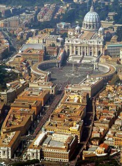 La avenida de la Conciliación, en primer plano, y la plaza de San Pedro con la basílica al fondo.