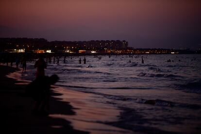 Miles de valencianos, en la playa de la Malvarrosa, se refrescan para hacer frente a la noche tórrida del 8 de agosto.
