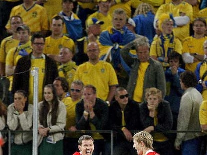 Arshavin (centro) celebra su gol junto a Zyryanov y Pavlyuchenko.