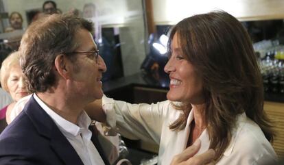 El presidente de la Xunta y candidato a la reelección, Alberto Nuñez Feijóo (i), celebra con su novia Eva Cárdenas el resultado electoral tras la jornada en que Galicia celebró elecciones autonómicas, esta noche en Santiago de Compostela. EFE/Lavandeira jr