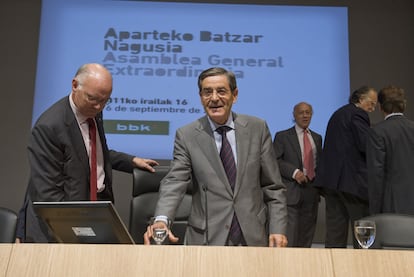 Mario Fernández, sonriente junto al diputado foral José María Iruarrizaga, antes de comenzar ayer la asamblea de BBK.