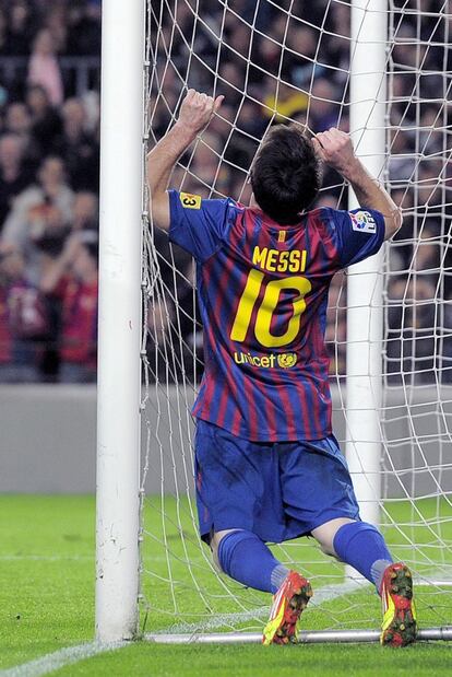 Messi se agarra a las redes tras perdonar una jugada.