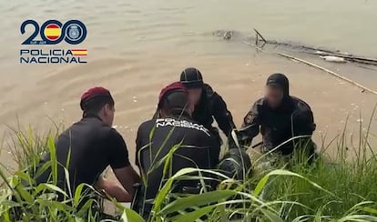 Varios agentes de los GEO de la Policía Nacional sacan del río Túria, en Manises, el cadáver de un joven de 20 años.