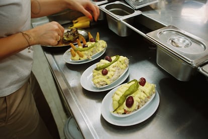 La ensaladilla del Verónicas lleva mayonesa de azafrán, anchoa, piparra y un toque cítrico.