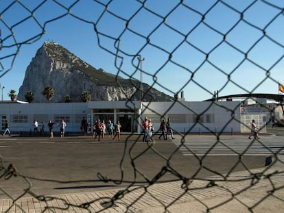 El pe&ntilde;&oacute;n visto desde un agujero en el alambrado.