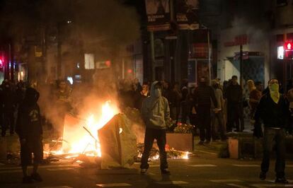 Un grupo de jóvenes durante los altercados en el barrio de Sants tras el desalojo de Can Vies
