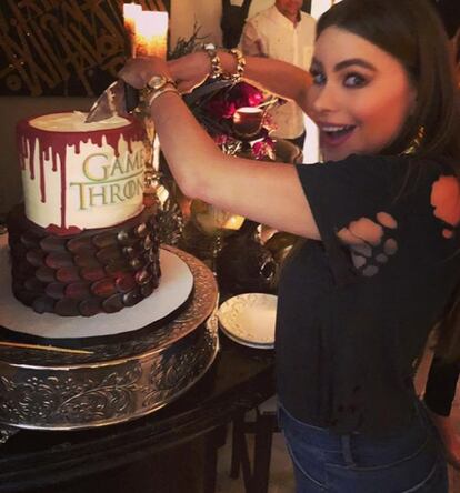 Sofia Vergara organizó en su casa una fiesta temática de 'Juego de Tronos', donde no faltó ni la decoración, ni el abrigo de piel que luce Jon Snow ni la tarta.