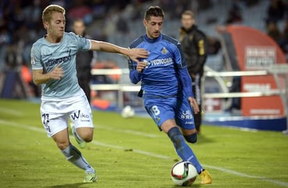 El defensa del Getafe, Sergío Escudero, a la derecha, se lleva el balón ante el centrocampista del Eibar, Dani Nieto.