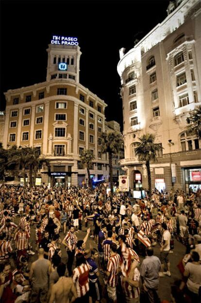 El madrileño paseo del Prado, que rodea la plaza de Neptuno, se va llenado de gente para celebrar la victoria.