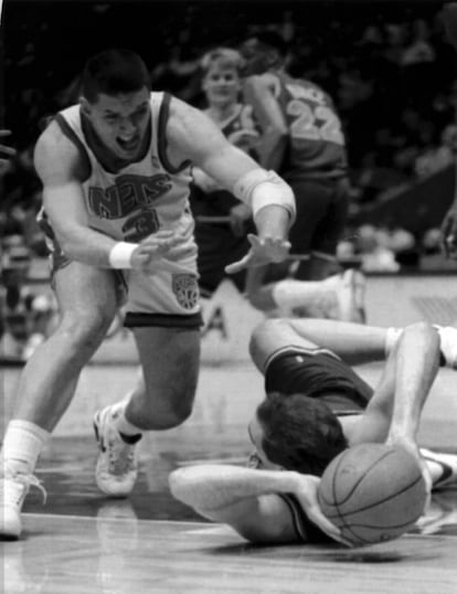 Drazen Petrovic lucha por el balón con el jugador Joe Dumars, de los Pistons de Detroit, el 10 de febrero de 1993.