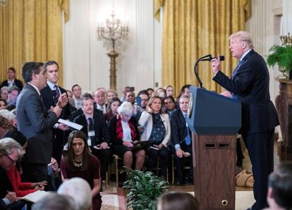 El presidente estadounidense, Donald J. Trump (d), intercambia palabras durante un enfrentamiento con el corresponsal de la CNN para la Casa Blanca, Jim Acosta (i), en rueda de prensa en la Casa Blanca, Washington.
