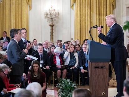 El presidente estadounidense, Donald J. Trump (d), intercambia palabras durante un enfrentamiento con el corresponsal de la CNN para la Casa Blanca, Jim Acosta (i), en rueda de prensa en la Casa Blanca, Washington.