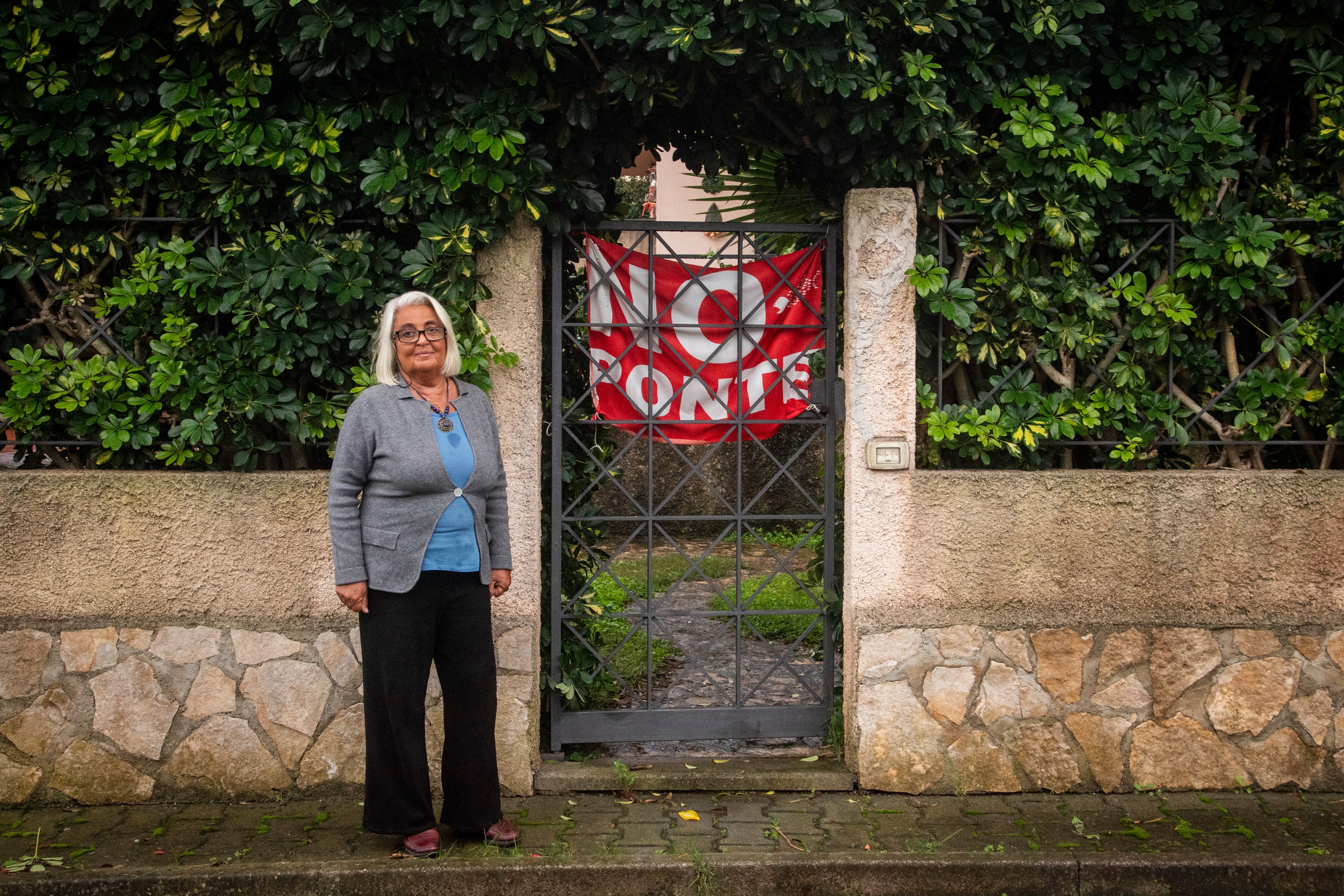 Cettina Lupoi, frente a su casa en Torre Faro. 