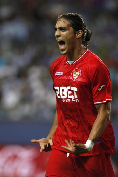 Martín Cáceres celebra su tanto ante el Málaga.