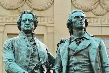 Estatuas de Goethe y Schiller, ante el teatro Nacional de Weimar (Alemania).