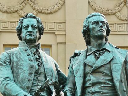 Estatuas de Goethe y Schiller, ante el teatro Nacional de Weimar (Alemania).