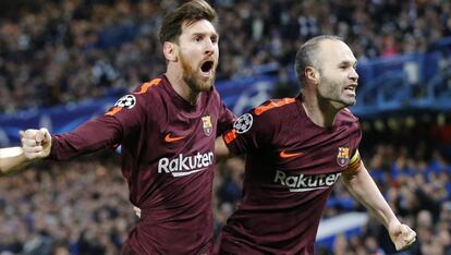 Messi i Iniesta celebren el gol.