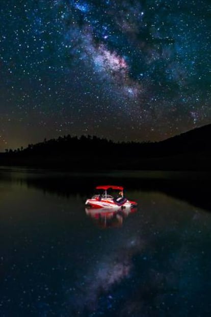 Cielo nocturno sobre el embalse de Cíjara (Badajoz), dentro de la reserva de la biosfera de la Siberia Extremeña.