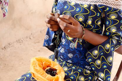 Las mujeres no solo reciclan plástico, también hacen objetos de artesanía con gomas de ruedas de bicicletas que recortan en pequeñas arandelas que luego ensartan para formar collares y pulseras.