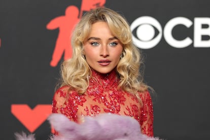 Sabrina Carpenter, con vestido rojo de Valentino, a su llegada a la alfombra roja de los MTV VMAs.
