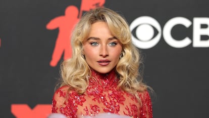 Sabrina Carpenter, con vestido rojo de Valentino, a su llegada a la alfombra roja de los MTV VMAs.