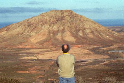 Eduardo Chillida faces Fuerteventura's Tindaya mountain in 1996.