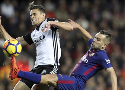 Jordi Alba, del Barcelona, se disputa el balón con el jugador del Valencia Gabriel Paulista.