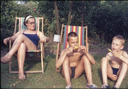 Niños comiendo un polo en su terraza, en los años 50, en Alemania.