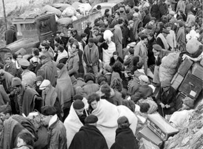 Republicanos en el paso fronterizo de Cervera, Lleida, en febrero de 1939.