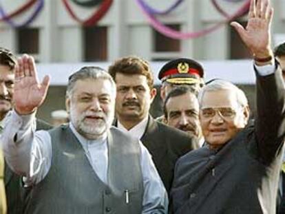 El primer ministro paquistaní, Zafarullah Jamali, y su homólogo indio, Atal Behari Vajpayee, ayer en Islamabad.