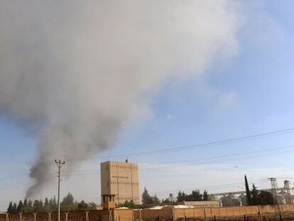 Columna de humo dejada tras el bombardeo de Ras al-Ain.
