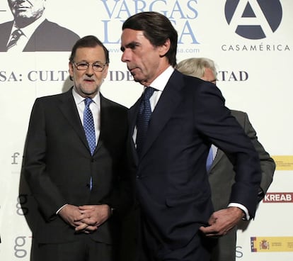 Fr&iacute;o encuentro de Rajoy y Aznar en el cumplea&ntilde;os de Vargas Llosa. 