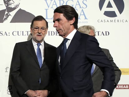 Fr&iacute;o encuentro de Rajoy y Aznar en el cumplea&ntilde;os de Vargas Llosa. 