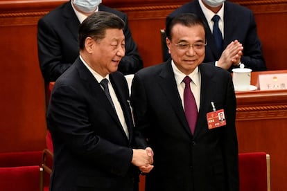 Xi Jinping saluda a Li Keqiang, durante el Congreso Nacional del Partido Comunista de China celebrado en Pekín, en marzo de 2023.