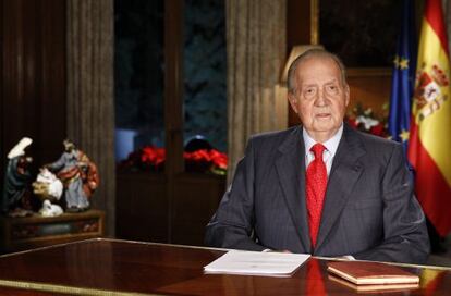 El Rey Juan Carlos se dirige a los españoles desde el Palacio de La Zarzuela en su tradicional mensaje de Navidad.